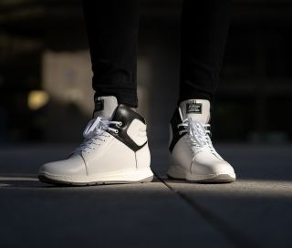 Přichází podzim a s ním i potřeba kvalitní obuvi. 👟 Pořiď si oblíbený model Maverick a dívej se na padající listí o 7.25...